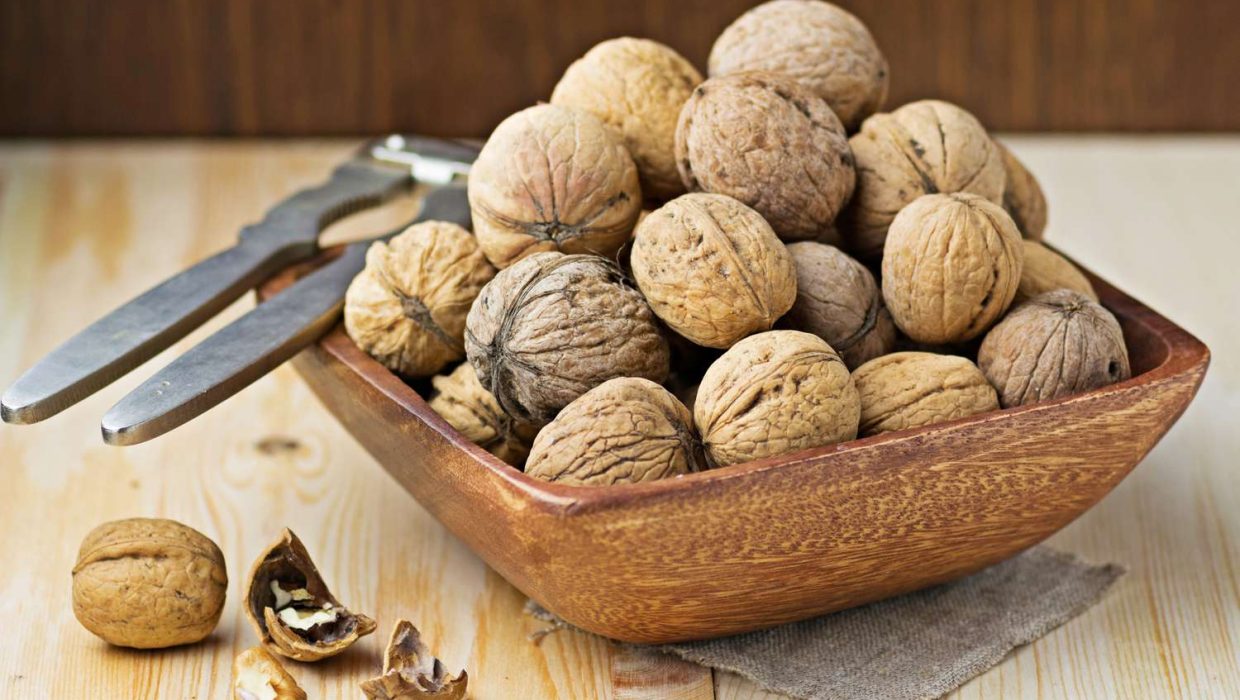 walnuts-in-wooden-bowl-553359455-588a1f383df78caebcc4cbcd